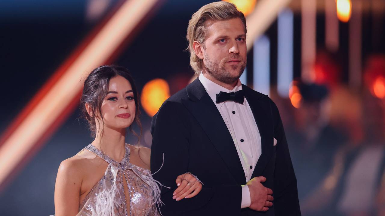 Tillman Schulz, Unternehmer, und Malika Dzumaev, Profitänzerin, stehen in der Kennenlernshow der RTL-Tanzshow „Let's Dance“ zum Auftakt der neuen Staffel auf dem Parkett im Coloneum.