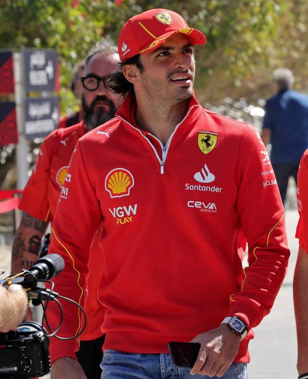 Carlos Sainz und Charles Leclerc gehen gemeinsam durch das Fahrerlager.