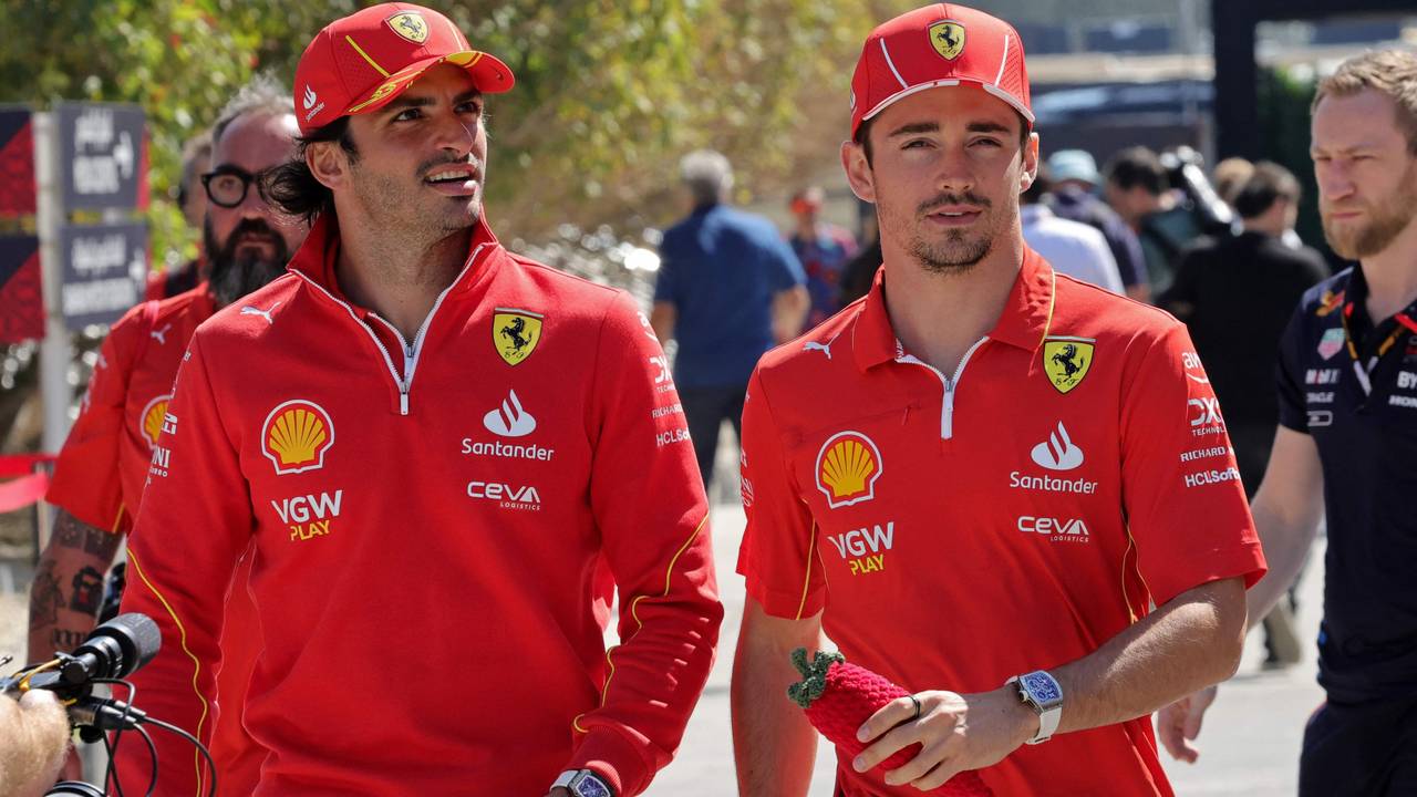 Carlos Sainz und Charles Leclerc gehen gemeinsam durch das Fahrerlager.