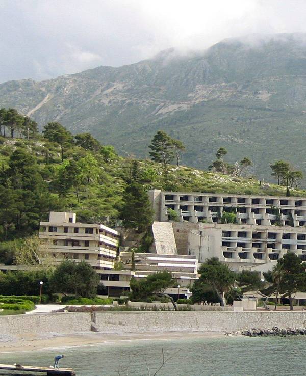 Die Hotel-Anlage liegt in der Bucht von Kupari.