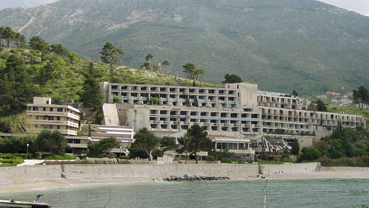Die Hotel-Anlage liegt in der Bucht von Kupari.