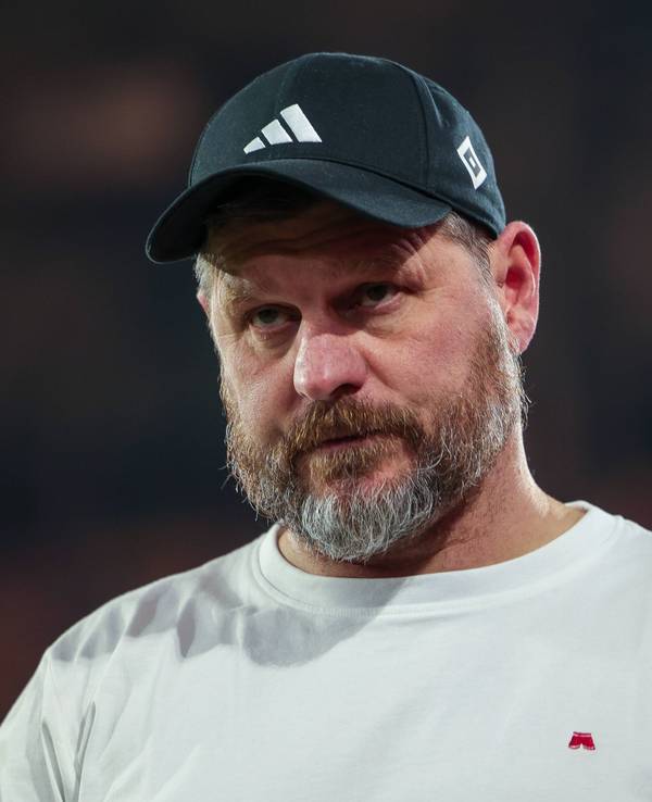 HSV-Trainer Steffen Baumgart schaut nachdenklich beim Spiel in Düsseldorf.