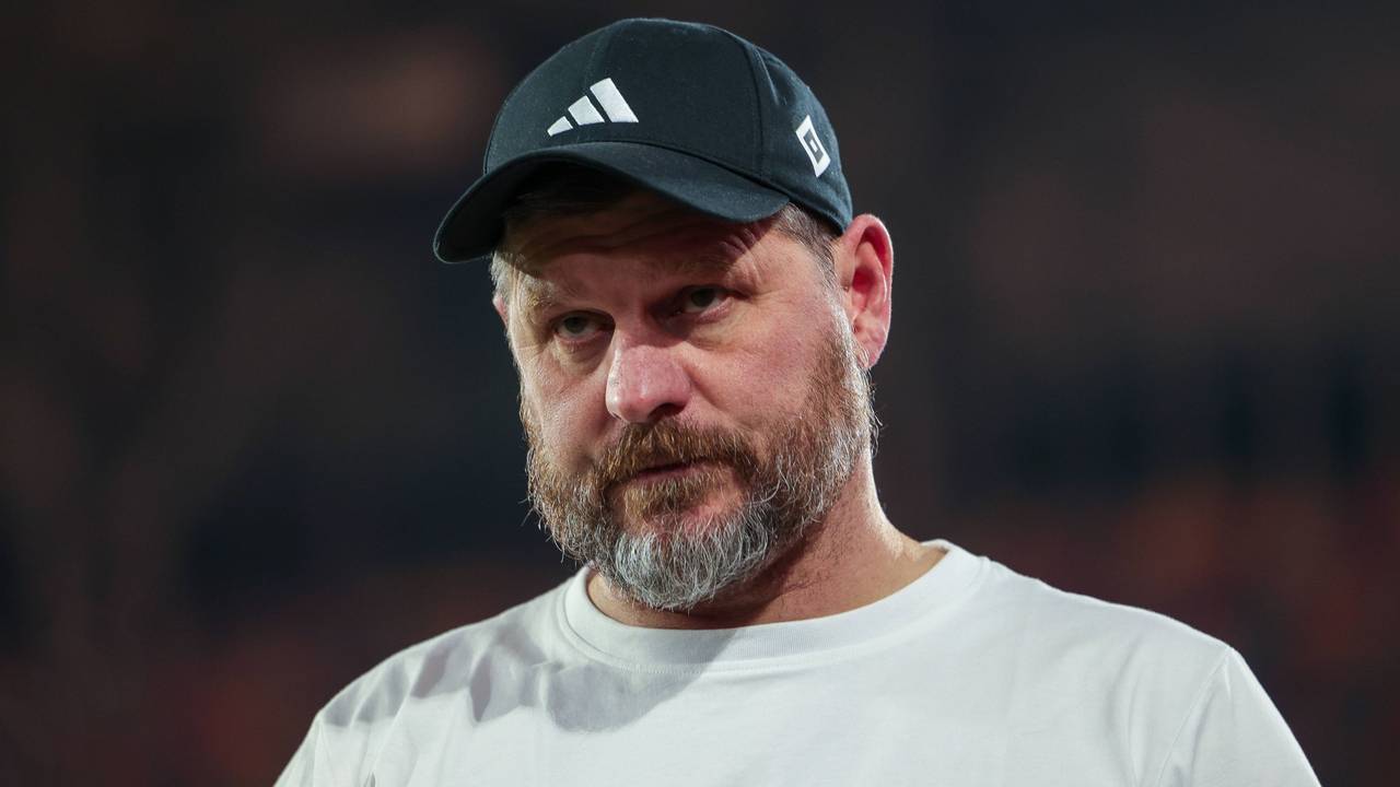 HSV-Trainer Steffen Baumgart schaut nachdenklich beim Spiel in Düsseldorf.