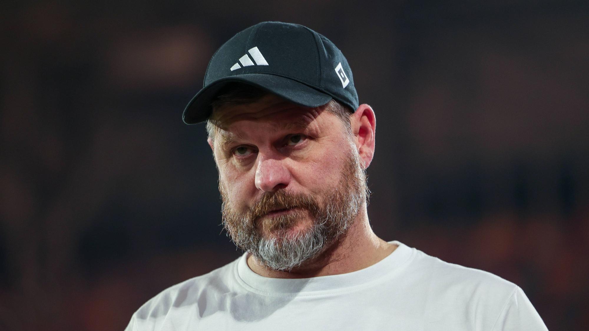 HSV-Trainer Steffen Baumgart schaut nachdenklich beim Spiel in Düsseldorf.
