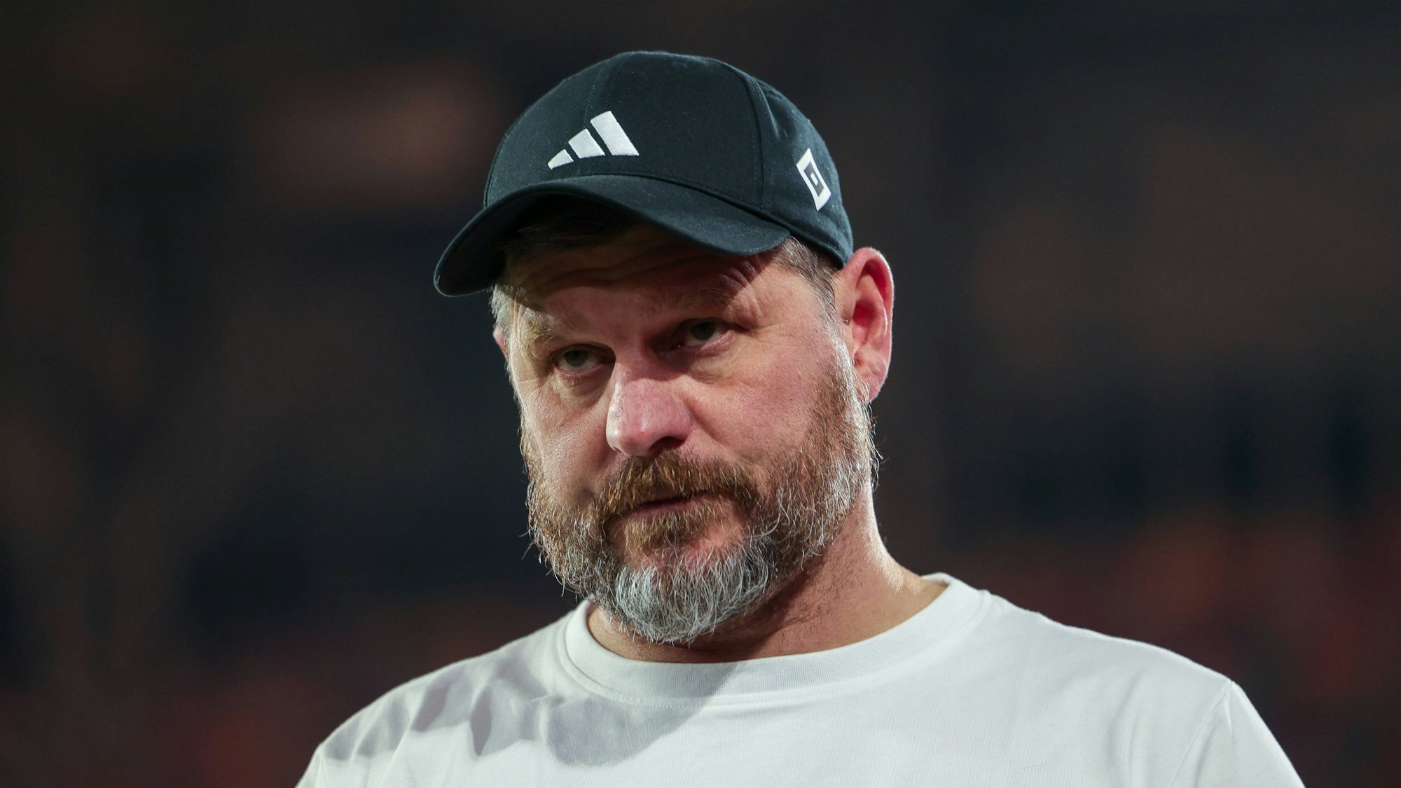 HSV-Trainer Steffen Baumgart schaut nachdenklich beim Spiel in Düsseldorf.