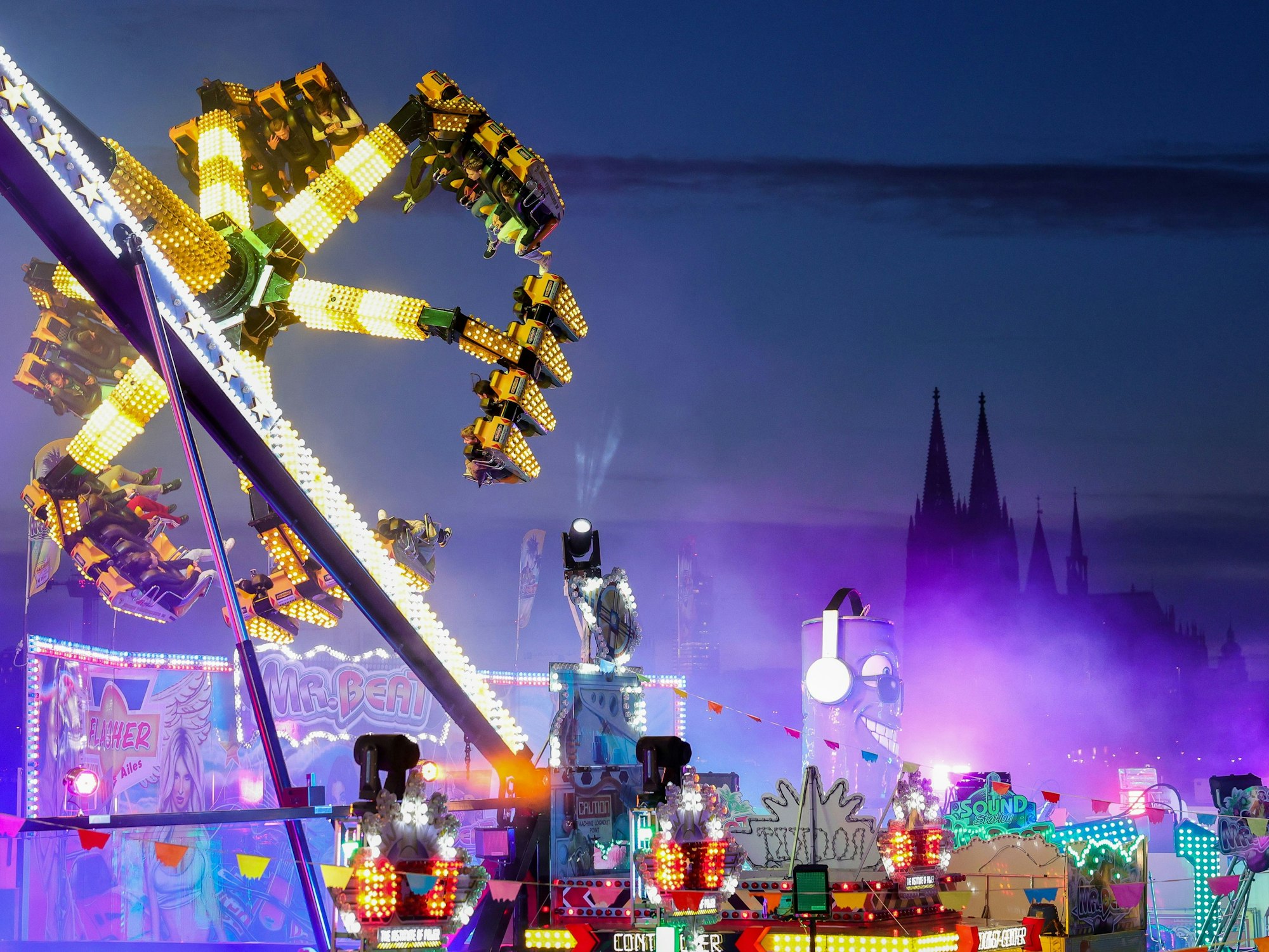Die Kölner Herbstkirmes an der Deutzer Werft im Abendlicht.