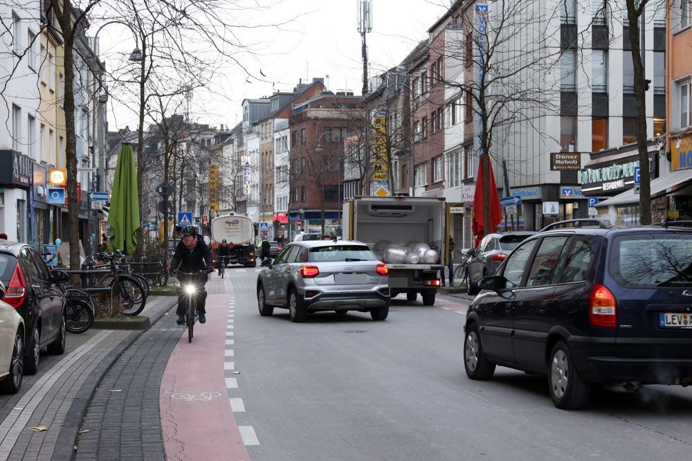 Autos fahren auf der Venloer Straße in Köln.