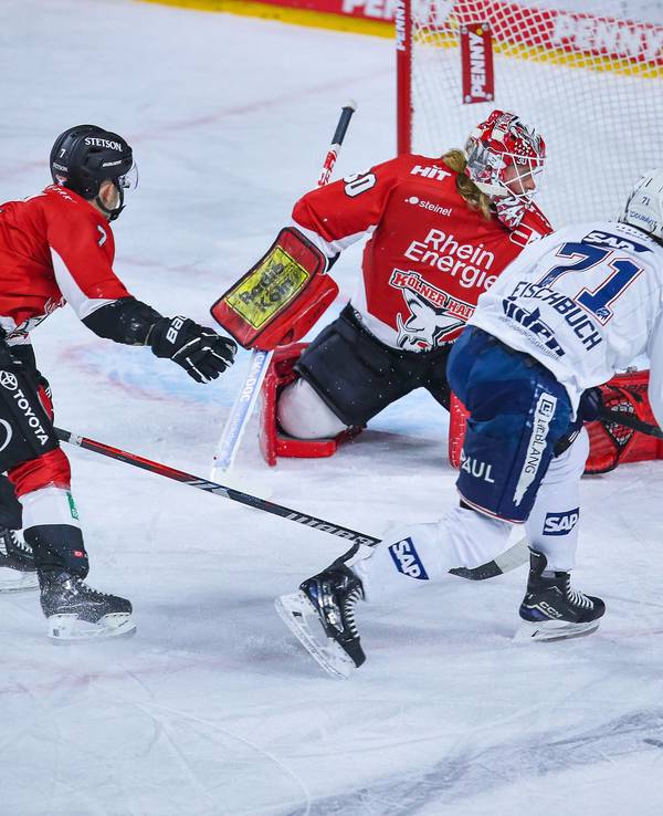 Daniel Fischbuch schließt ein Solo gegen die Kölner Haie zum Ausgleich für Mannheim am.