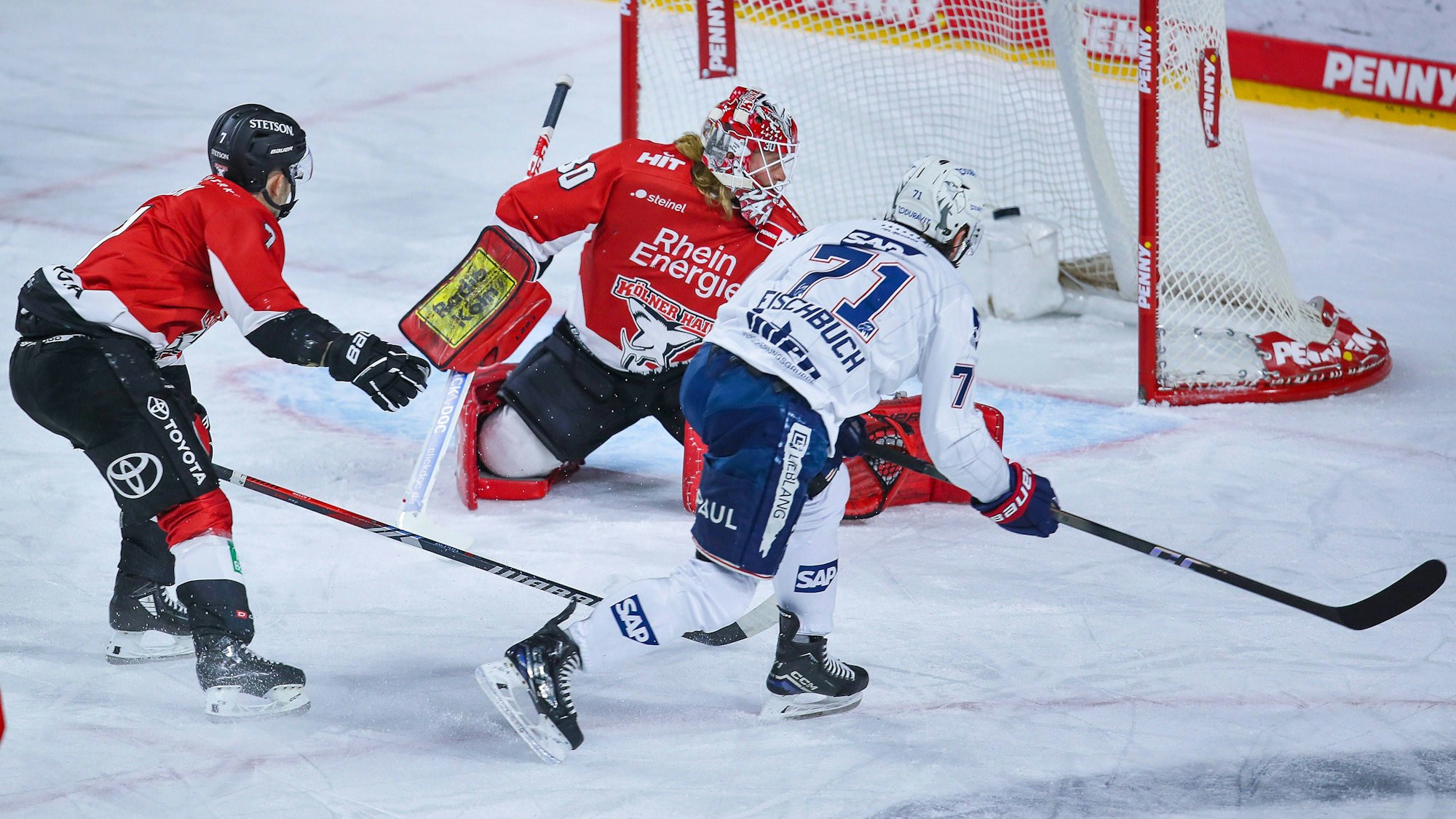 Daniel Fischbuch schließt ein Solo gegen die Kölner Haie zum Ausgleich für Mannheim am.