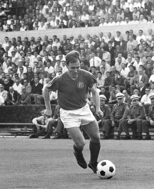 Hilmar Hoffer mit Ball am Fuß.