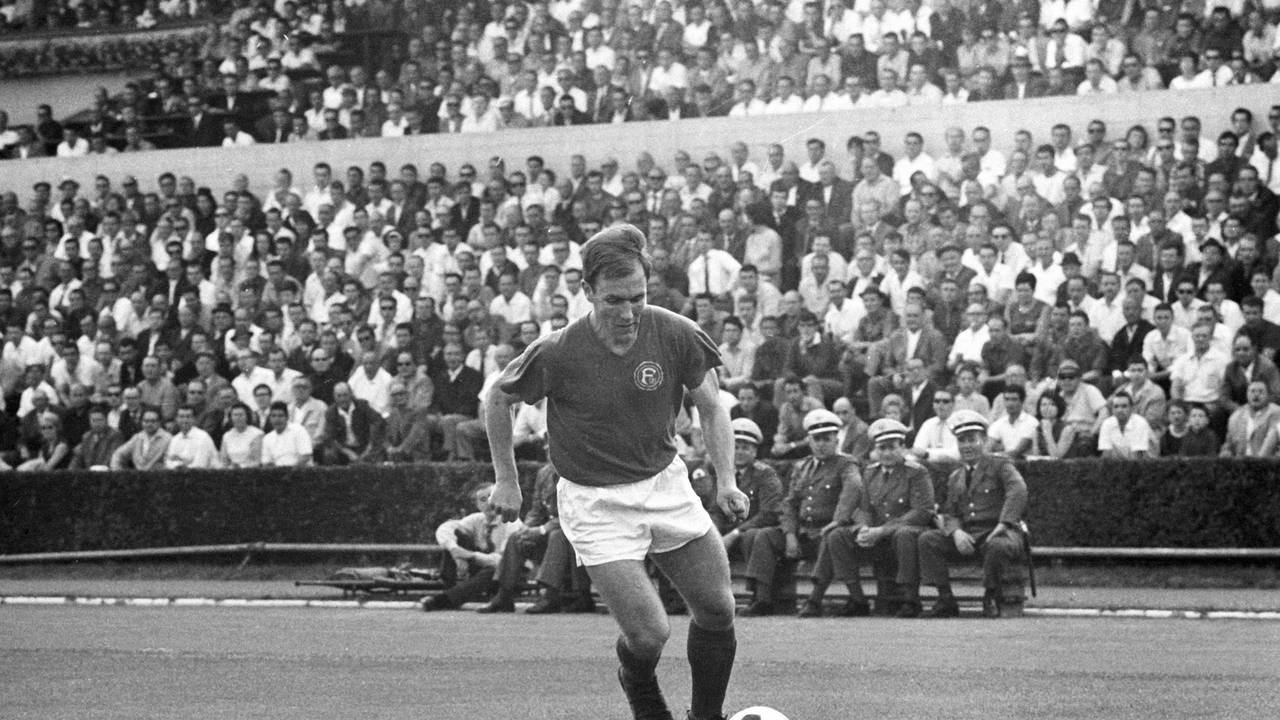 Hilmar Hoffer mit Ball am Fuß.