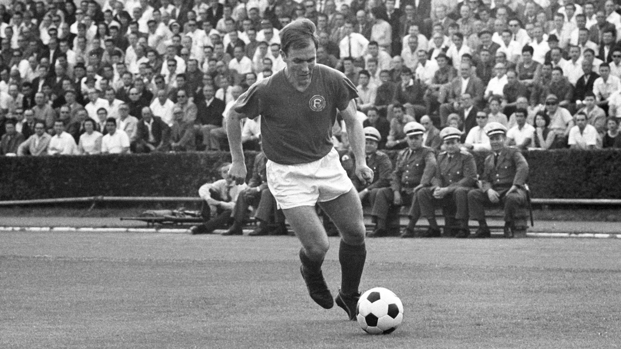 Hilmar Hoffer mit Ball am Fuß.