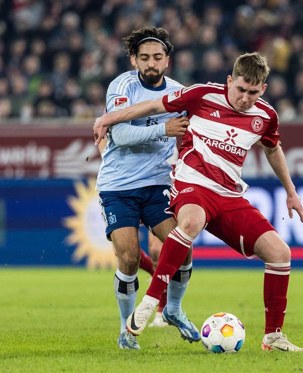 Der Hamburger Immanuel Pherai im Zweikampf mit Fortuna Düsseldorfs Isak Johannesson.
