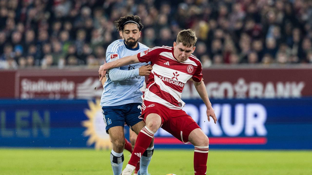 Der Hamburger Immanuel Pherai im Zweikampf mit Fortuna Düsseldorfs Isak Johannesson.