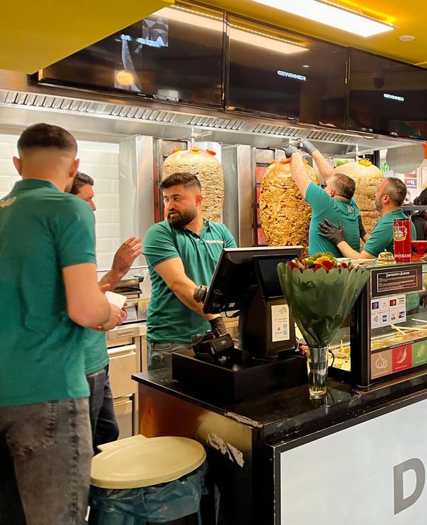 „Döner-Game“ bei seiner Eröffnung in Leverkusen.