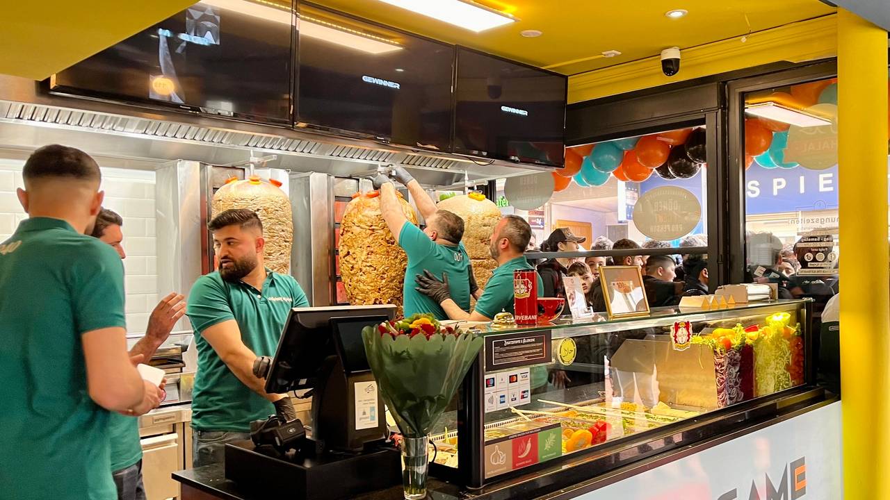 „Döner-Game“ bei seiner Eröffnung in Leverkusen.