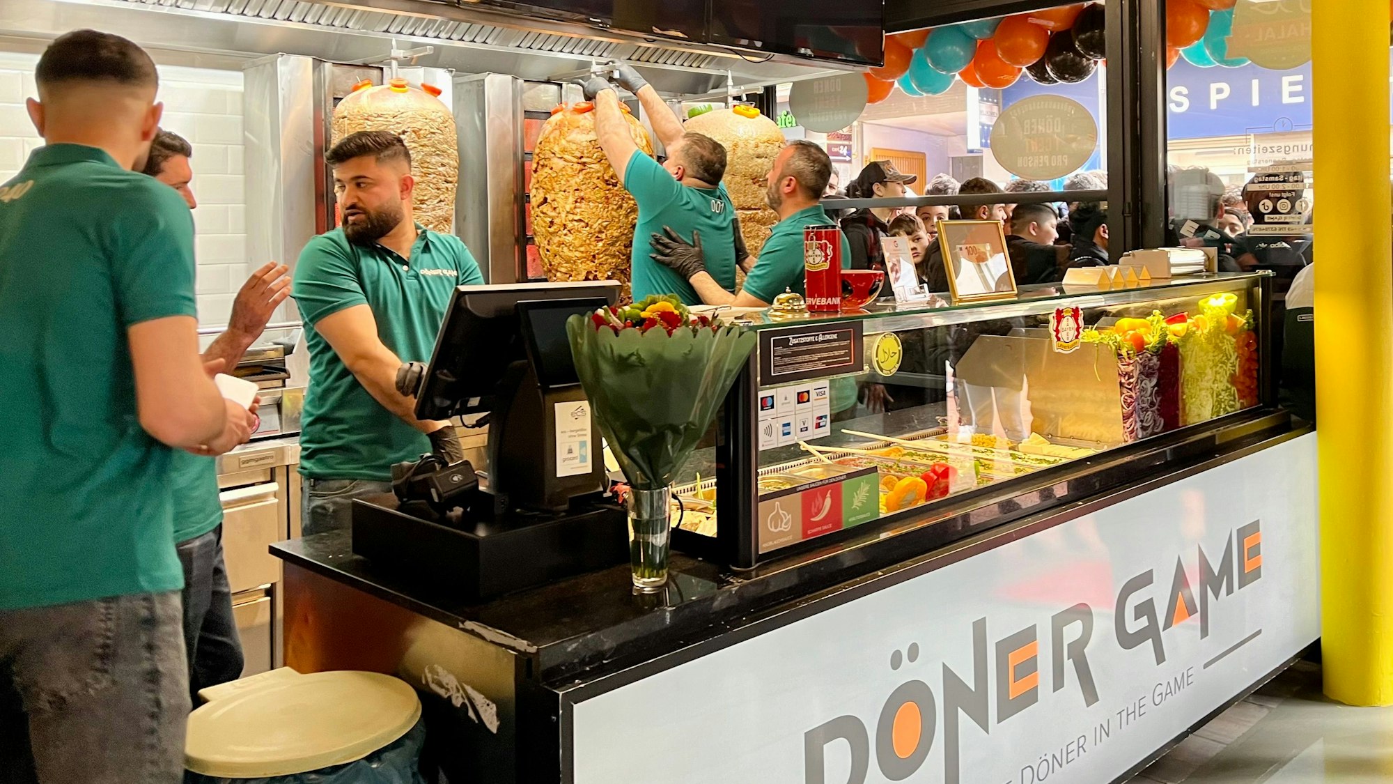 „Döner-Game“ bei seiner Eröffnung in Leverkusen.