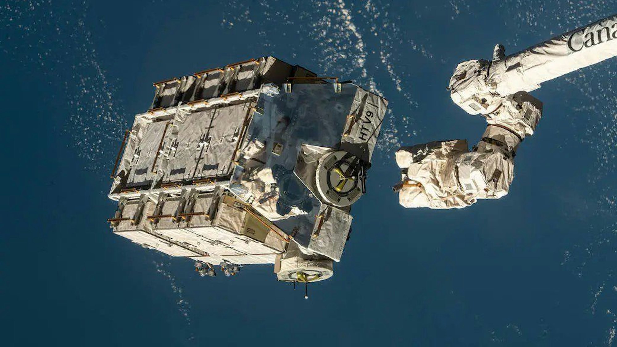 Eine externe Palette mit ausgedienten Nickel-Wasserstoff-Batterien wurde vom Canadarm2-Roboterarm (der Internationalen Raumstation ISS) freigegeben.