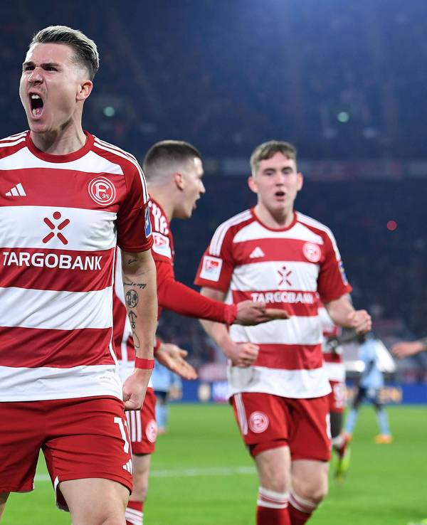 Felix Klaus jubelt mit seinen Düsseldorfer Teamkollegen über
