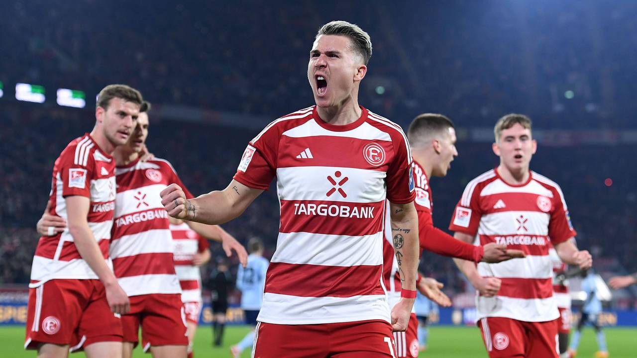 Felix Klaus jubelt mit seinen Düsseldorfer Teamkollegen über