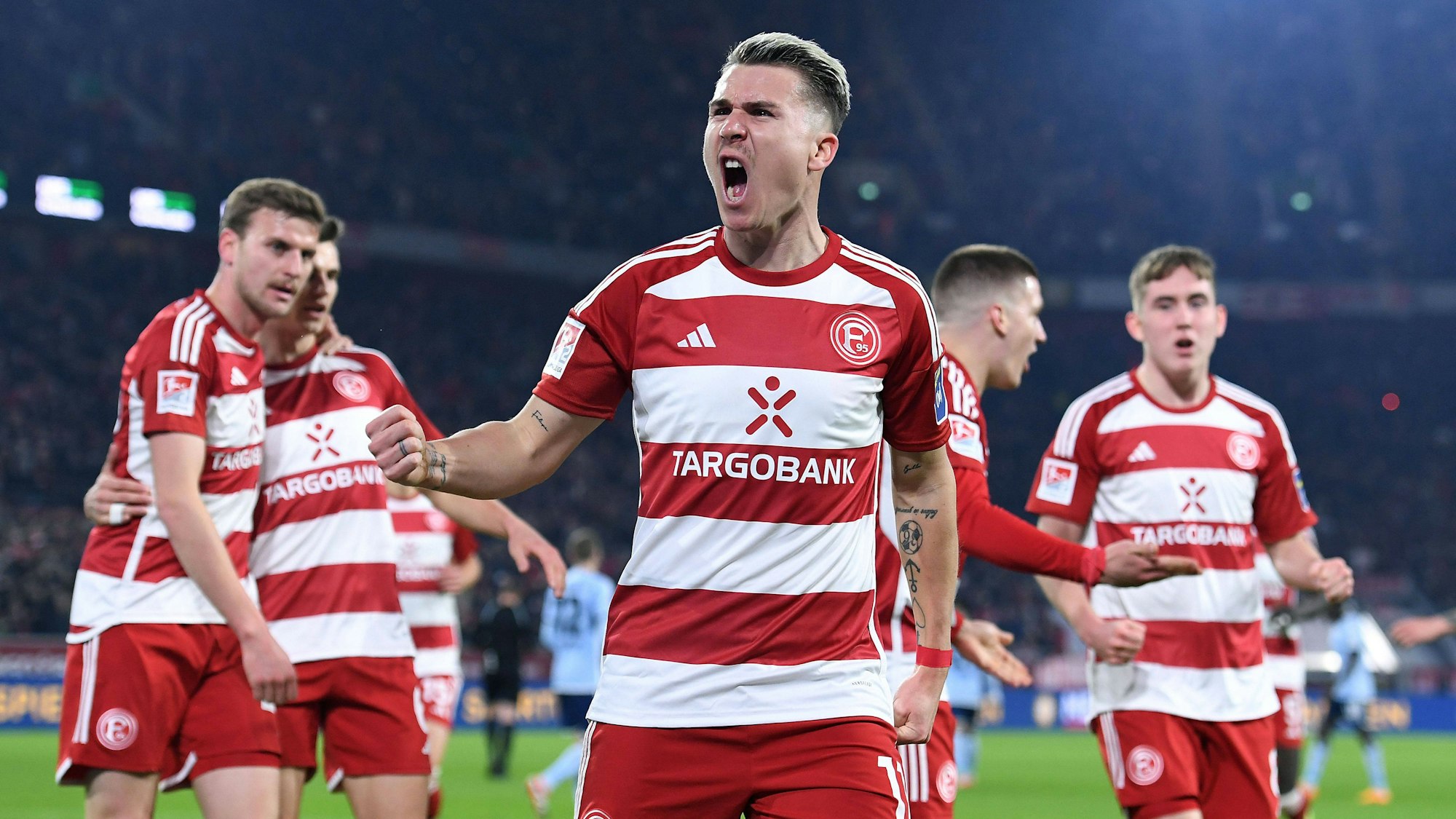 Felix Klaus jubelt mit seinen Düsseldorfer Teamkollegen über