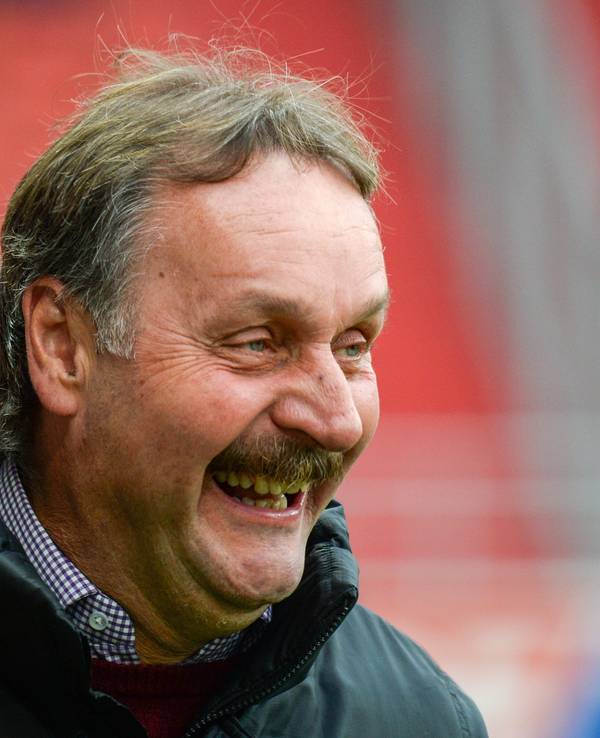 Peter Neururer lacht im Stadion des FC Ingolstadt