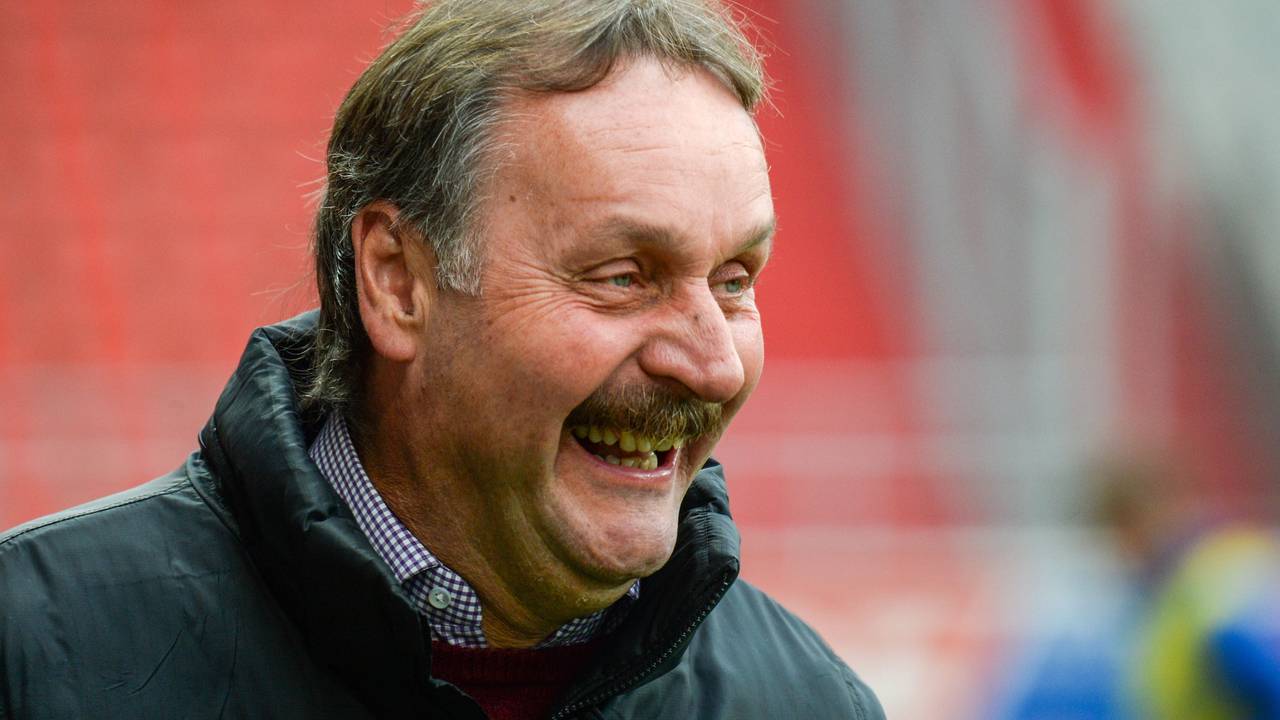 Peter Neururer lacht im Stadion des FC Ingolstadt