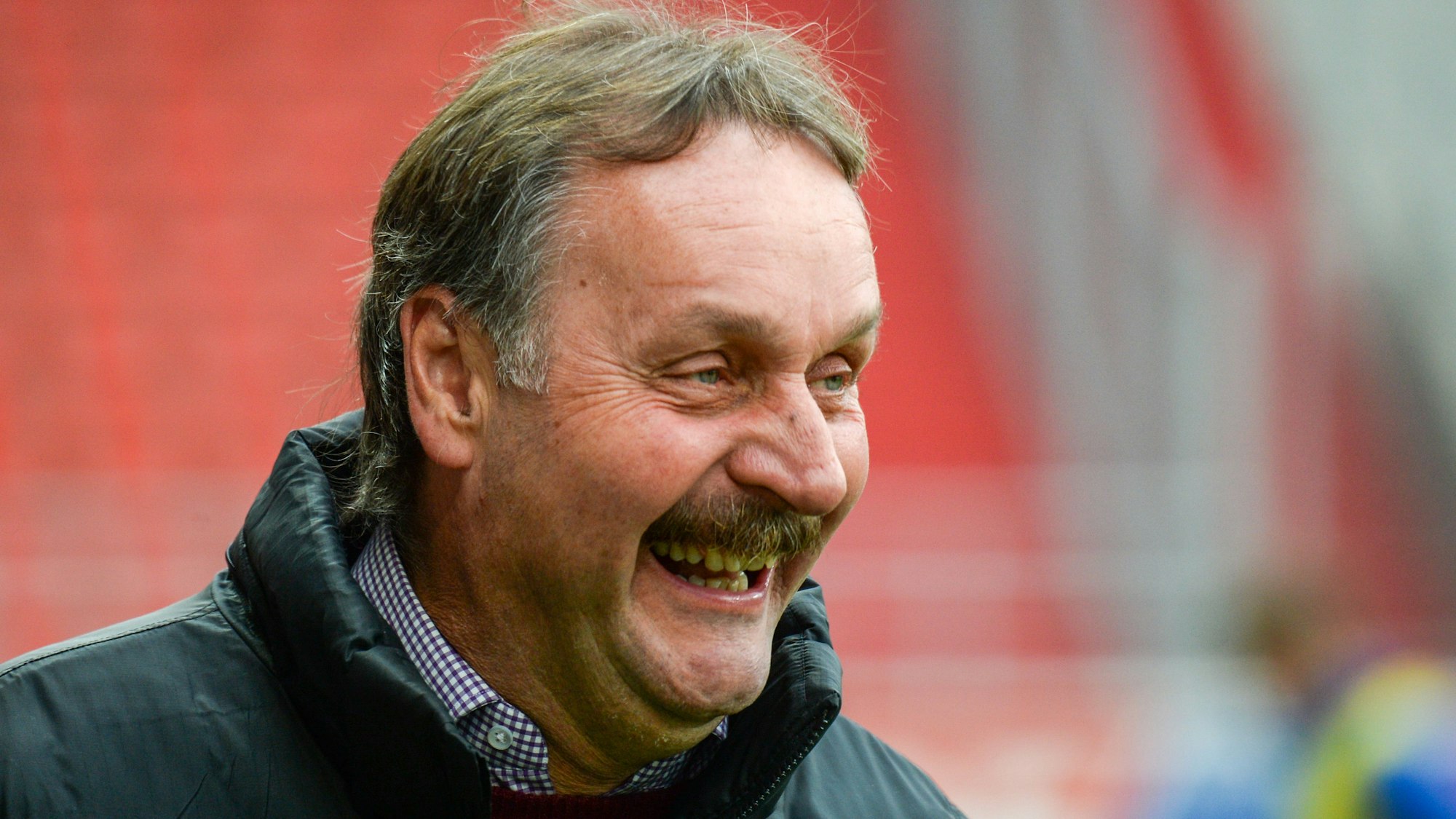 Peter Neururer lacht im Stadion des FC Ingolstadt