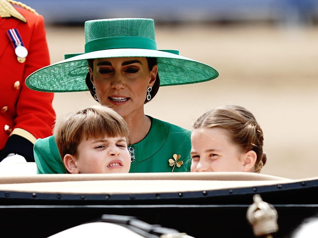 Über Kates Gesundheitszustand gibt es in England die verrücktesten Spekulationen. Hier sieht man sie mit ihren Kindern Louis und Charlotte im Juni 2023 bei der Geburtstagsparade für König Charles.