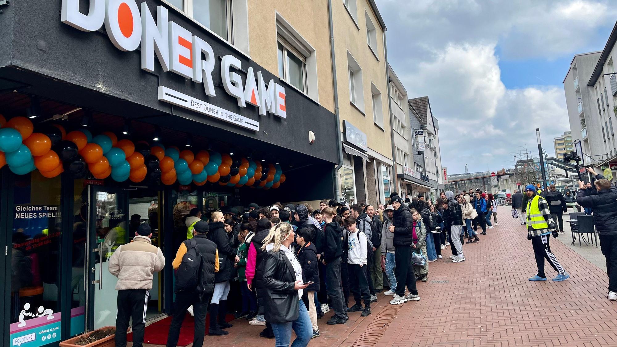 Bei der Eröffnung von „Döner Game“ in Opladen hat sich eine lange Schlange gebildet.