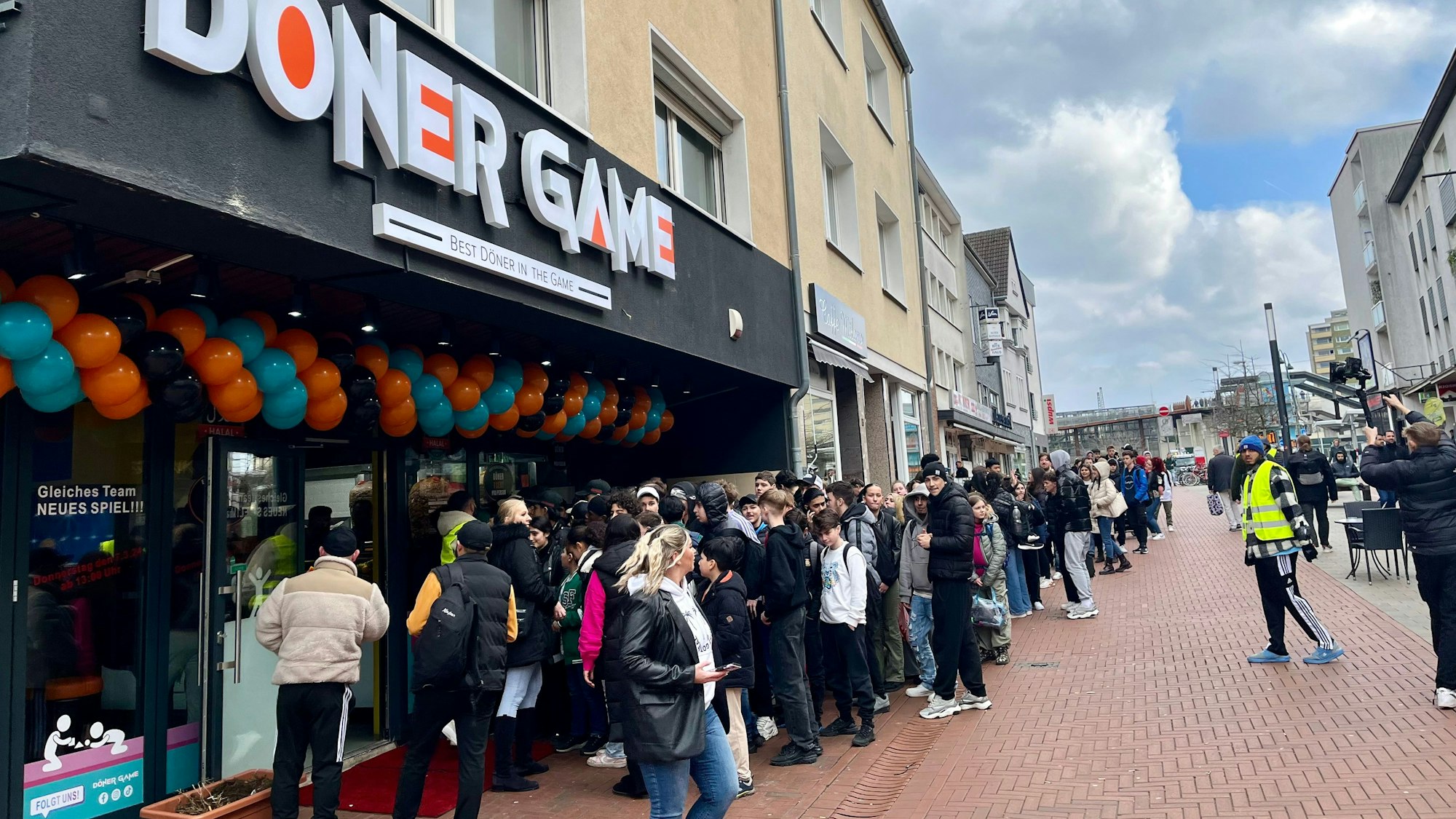 Bei der Eröffnung von „Döner Game“ in Opladen hat sich eine lange Schlange gebildet.