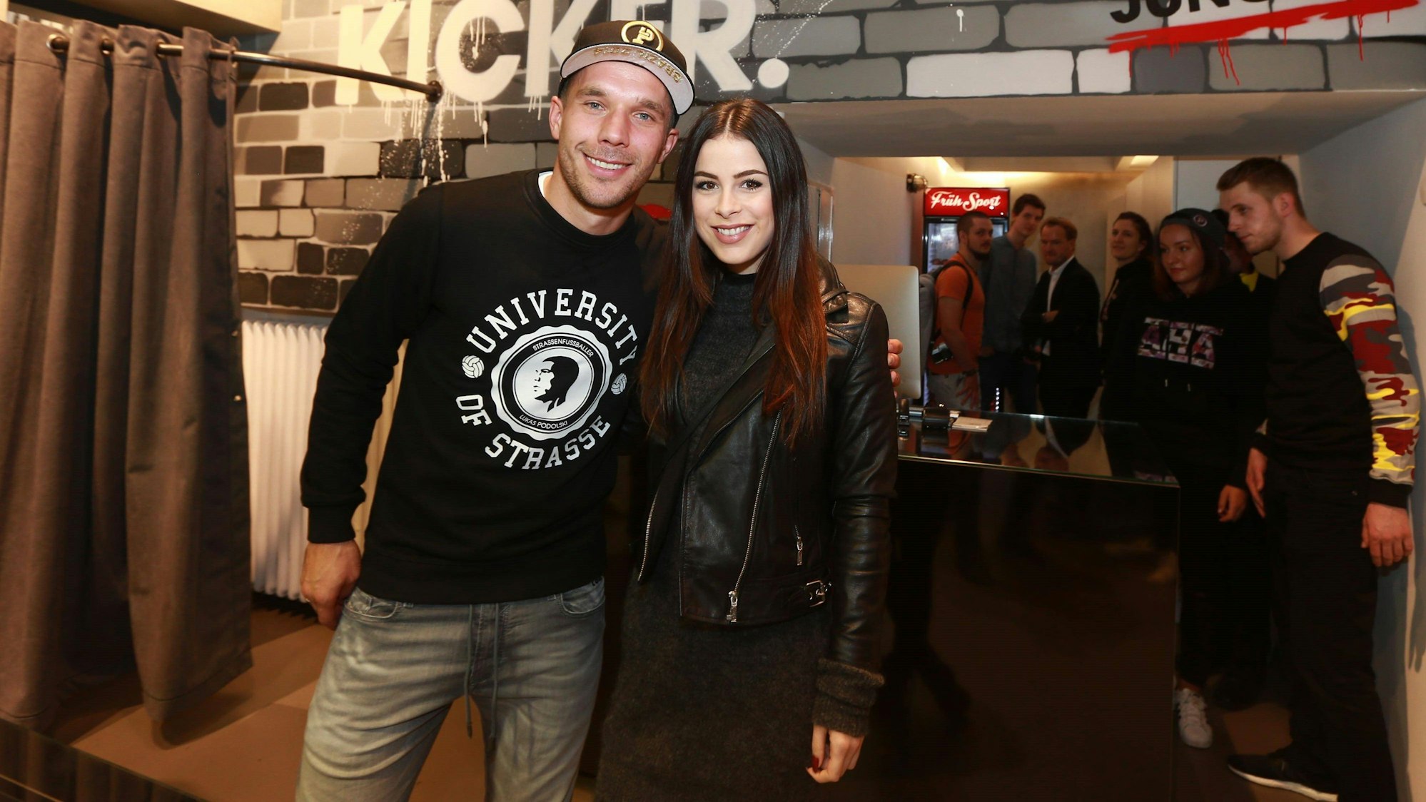 Lena Meyer-Landrut gemeinsam mit Lukas Podolski bei der Eröffnung seines Straßenkicker-Stores in Köln.