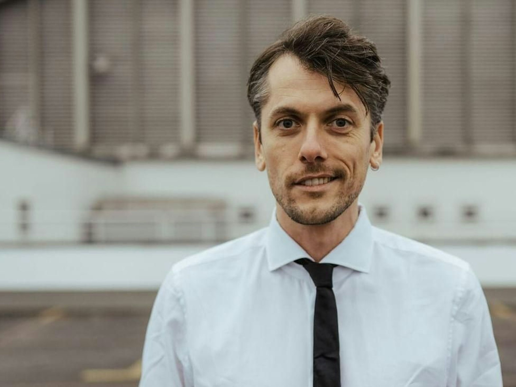 Der Comedian Marvin Bechen lacht in die Kamera