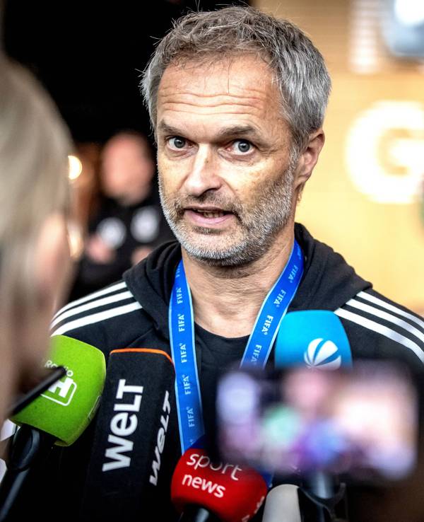 Christian Wück gibt TV-Interviews. Er ist neuer Frauen-Bundestrainer beim DFB.