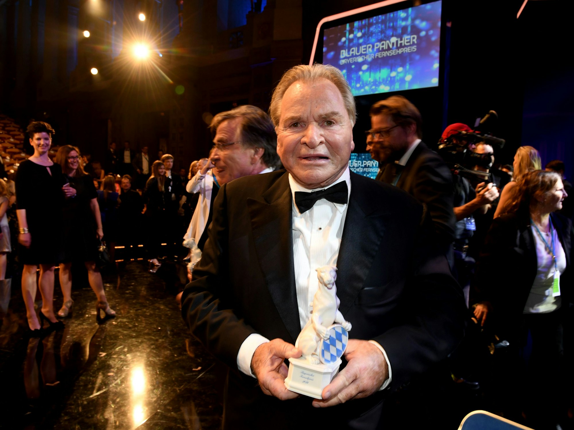 Der Schauspieler Fritz Wepper steht 2019 nach der Verleihung des Bayerischen Fernsehpreises in München mit seinem blauen Panther auf der Bühne.