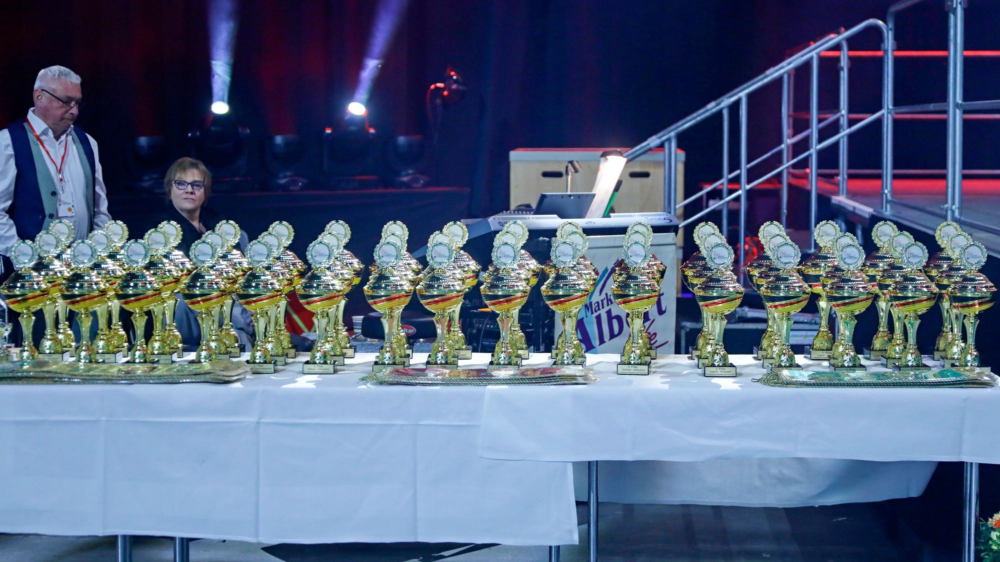 Pokale in der Lanxess-Arena.