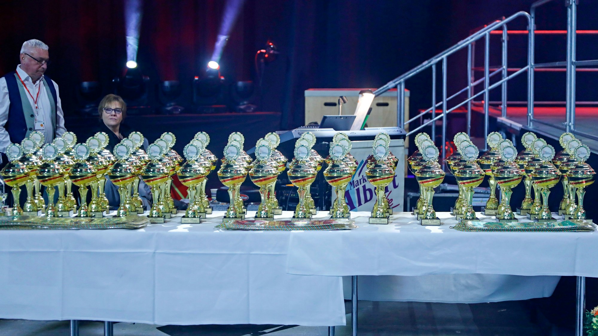 Pokale in der Lanxess-Arena.