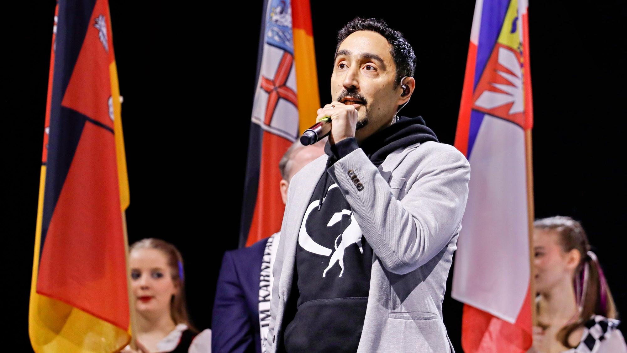 Eko Fresh singt die Nationalhymne.