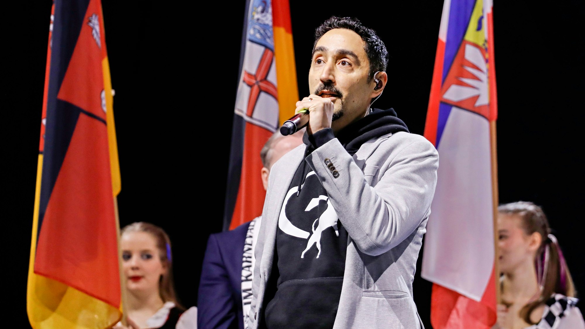 Eko Fresh singt die Nationalhymne.