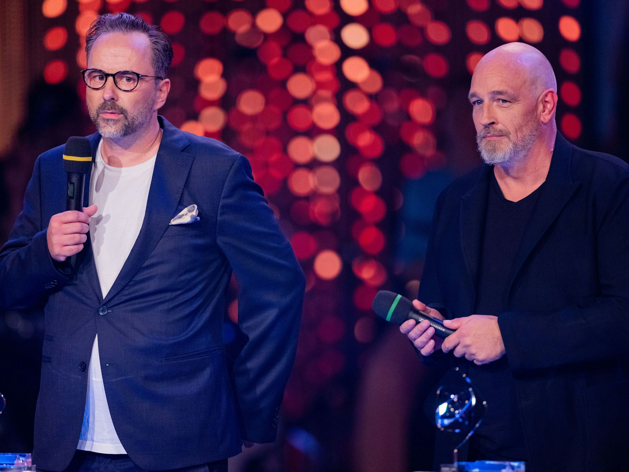 Kurt Krömer (l) und Torsten Sträter, Comedians, stehen bei der 58. Grimme-Preisverleihung im Theater Marl auf der Bühne, hier im August 2022.