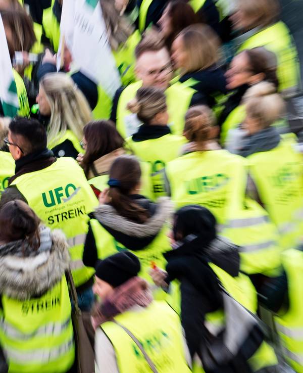 Flugbegleiter der Unabhängigen Flugbegleiter Organisation UFO haben sich zu einer Kundgebung vor dem Terminal am Münchner Flughafen versammelt.