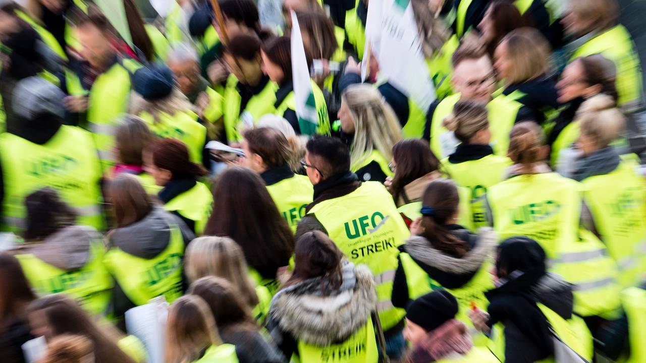 Flugbegleiter der Unabhängigen Flugbegleiter Organisation UFO haben sich zu einer Kundgebung vor dem Terminal am Münchner Flughafen versammelt.