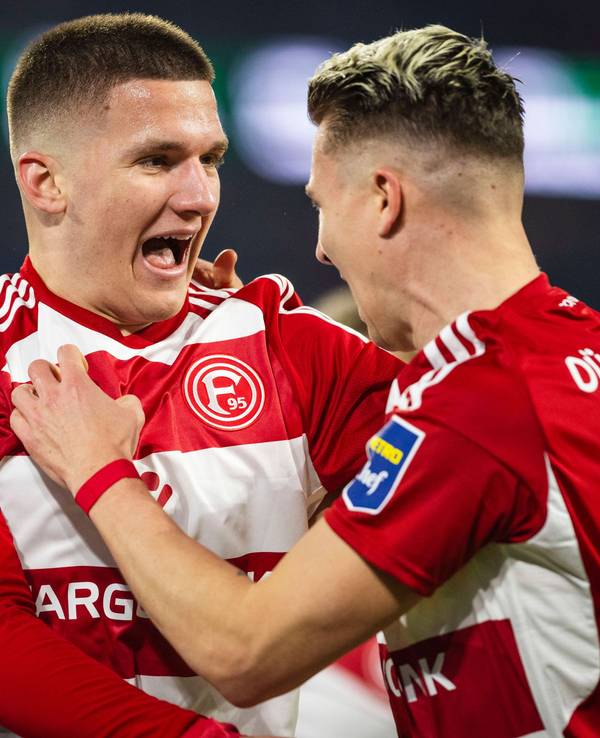 Christos Tzolis bejubelt mit Felix Klaus ein Tor für Fortuna Düsseldorf.