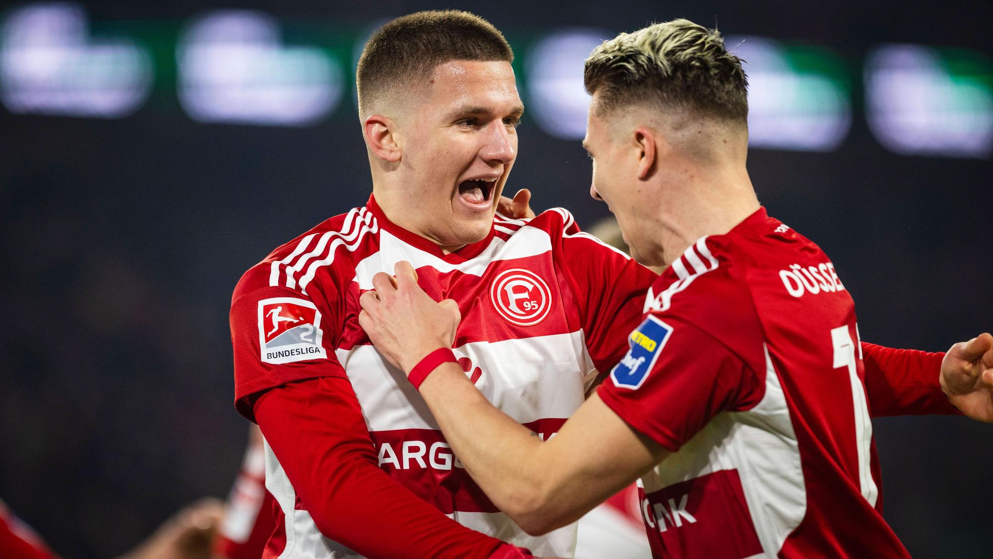 Christos Tzolis bejubelt mit Felix Klaus ein Tor für Fortuna Düsseldorf.