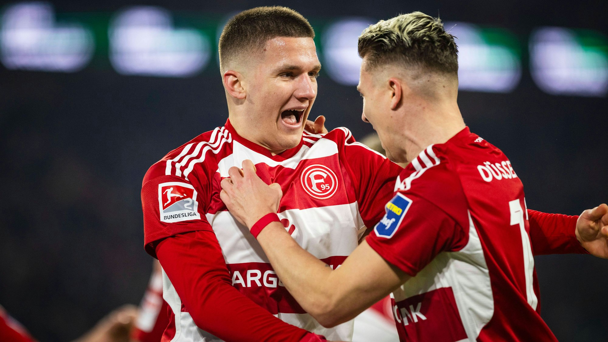 Christos Tzolis bejubelt mit Felix Klaus ein Tor für Fortuna Düsseldorf.