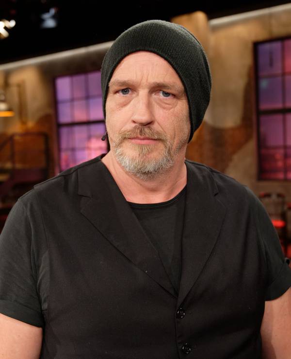 Der Komiker Torsten Sträter steht nach der Aufzeichnung der WDR Talkshow „Kölner Treff“ im Studio.