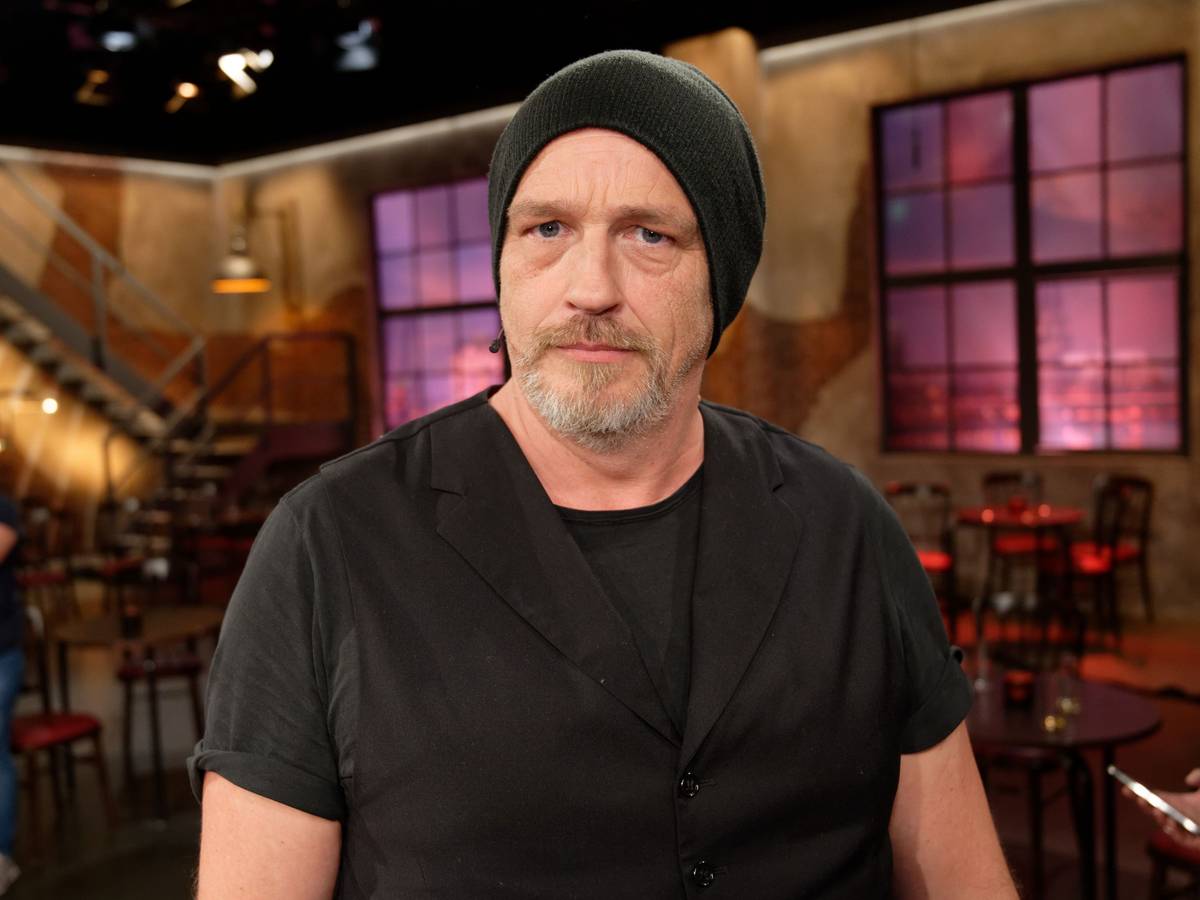 Der Komiker Torsten Sträter steht nach der Aufzeichnung der WDR Talkshow „Kölner Treff“ im Studio.