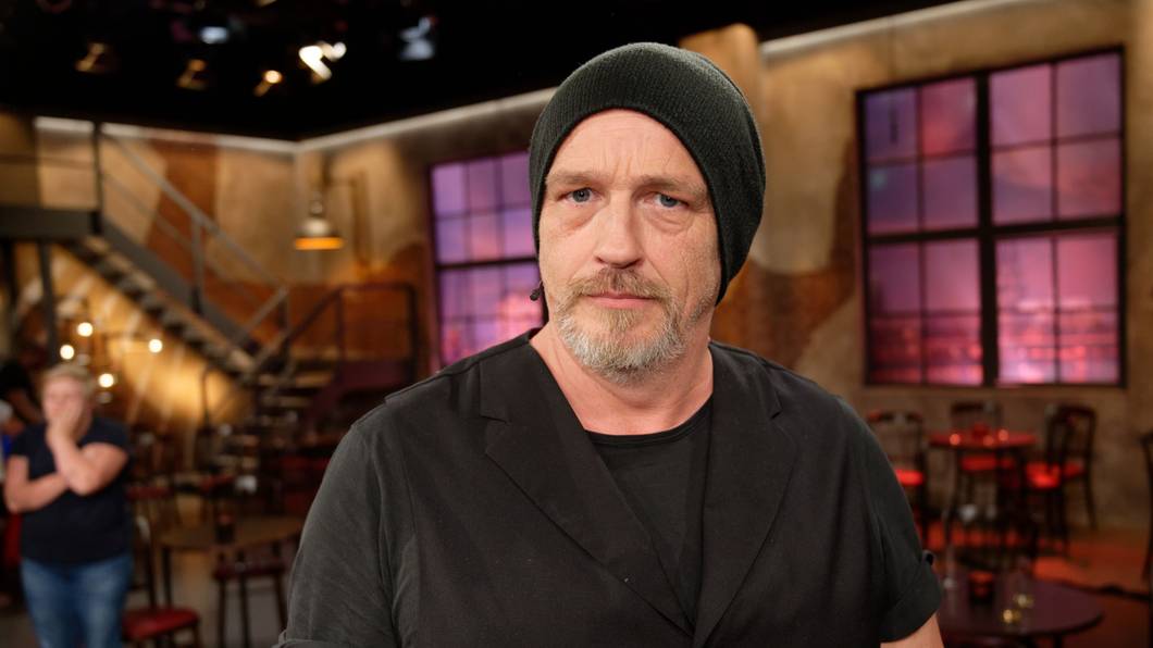 Der Komiker Torsten Sträter steht nach der Aufzeichnung der WDR Talkshow „Kölner Treff“ im Studio.