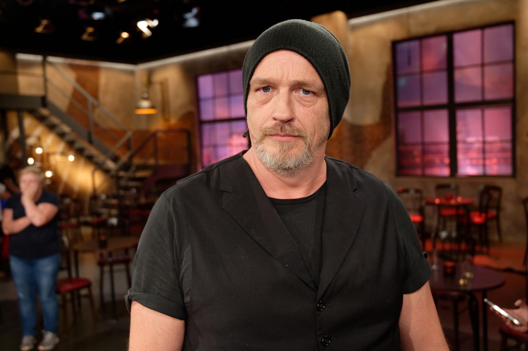 Der Komiker Torsten Sträter steht nach der Aufzeichnung der WDR Talkshow „Kölner Treff“ im Studio.