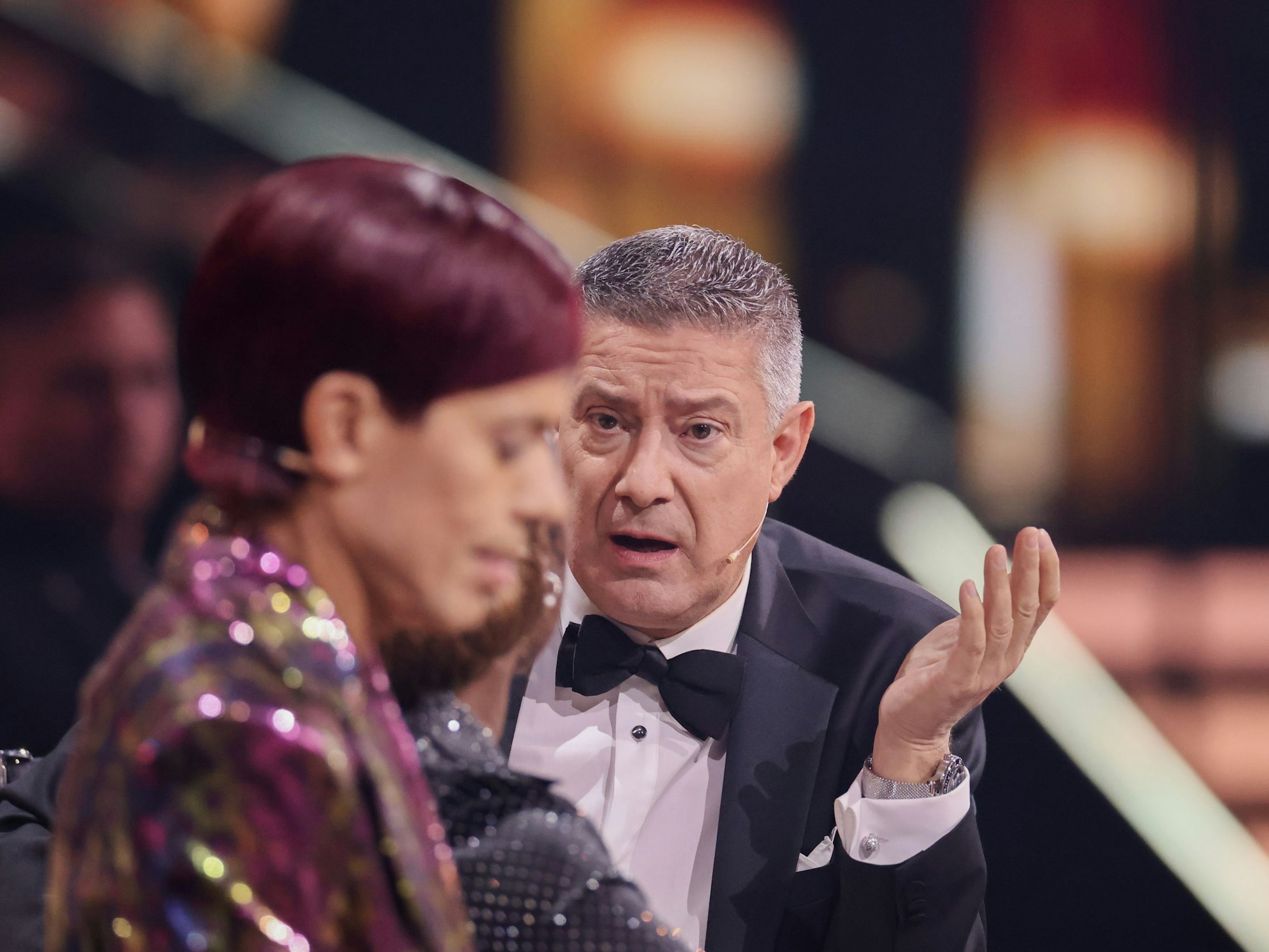 Joachim Llambi (rechts), sitzt in der RTL-Tanzshow „Let's Dance“ zum Auftakt der neuen Staffel im Coloneum, hier im Februar 2024 mit seinem Jury-Kollegen und -Kollegin in Köln.